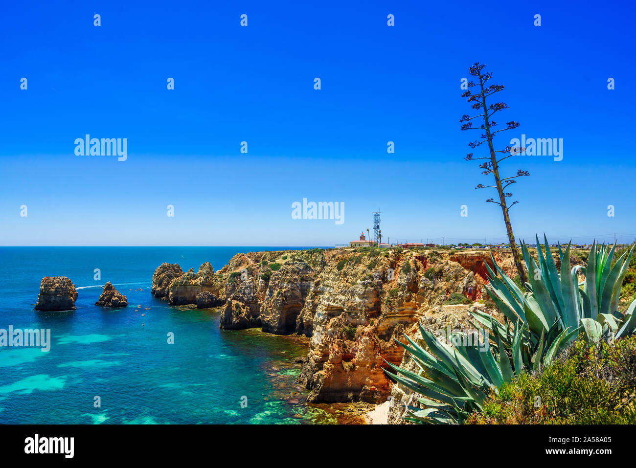 Vue sur les roches appelées Farol da Ponta da Piedade - côte du Portugal, Algarve Banque D'Images