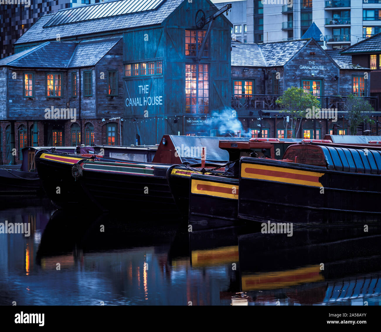 Le Canal House Restaurant et bar, centre-ville de Birmingham avec narrowboats sur Birmingham vieux canal (Ligne St Gaz) amarré dans l'avant-plan. Banque D'Images