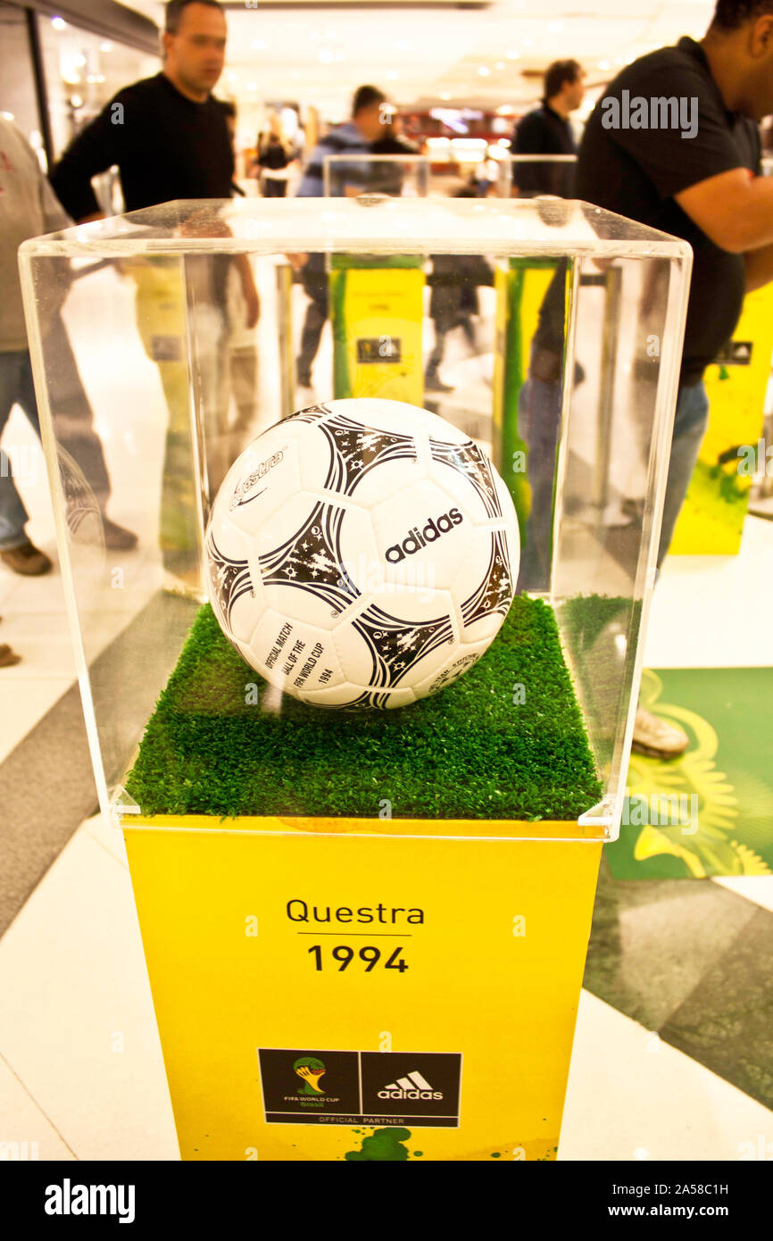 Ball utilisé dans la Coupe du Monde 1994, Exposition au Shopping Morumbi,  Capitale, São Paulo, Brésil Photo Stock - Alamy