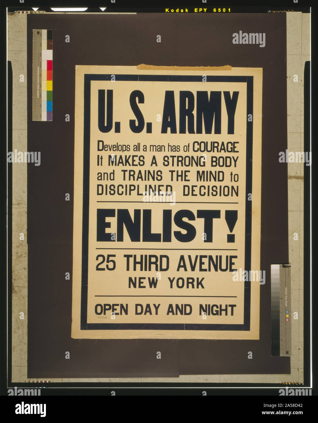 L'Armée américaine développe tout un homme a du courage - c'est un corps solide et forme l'esprit de décision discipliné de l'armée américaine Résumé : L'affiche de recrutement. Banque D'Images