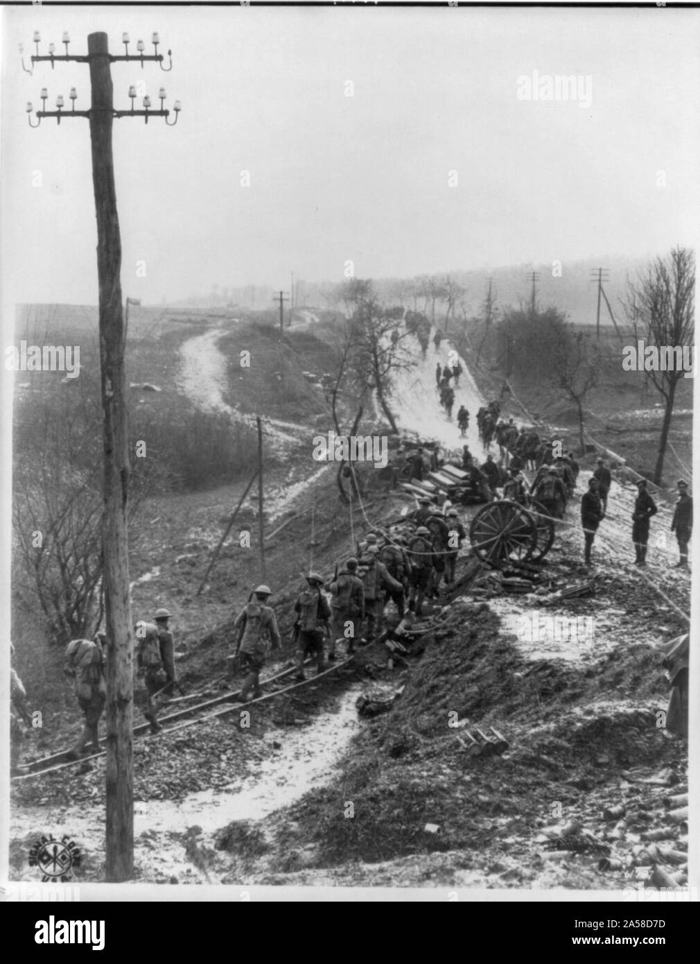 L'armée américaine en France : la ligne de soldats sur route boueuse Banque D'Images