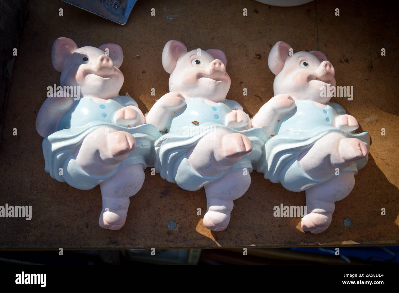 Ces trois petits cochons ont été découvertes à un vide grenier à Chirk. Banque D'Images