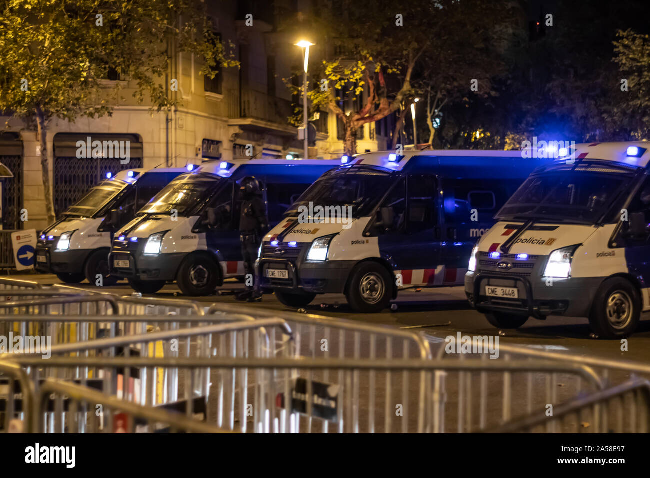 Barcelone, Espagne - Octobre 18th, 2019 : manifestations tenues au cours de la grève générale de la Catalogne. La police Mossos d'esquadra préparation à la violente confro Banque D'Images