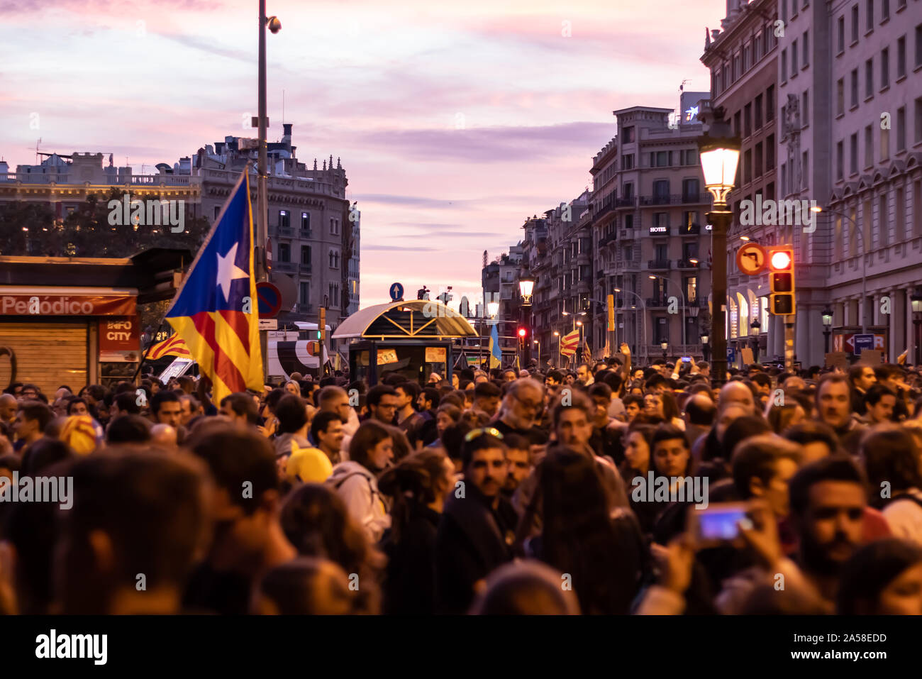 Barcelone, Espagne - Octobre 18th, 2019 : manifestations tenues au cours de la grève générale de la Catalogne sur la Plaça Catalunya. Rally nommé Marches pour la liberté. Banque D'Images