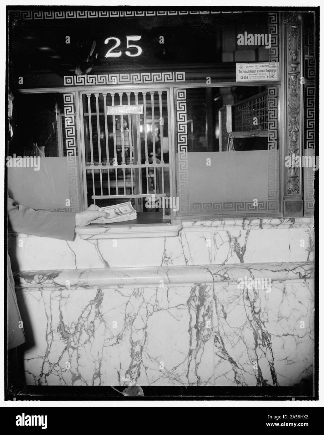 Nouvelles des États-Unis. Nat'l Riggs Bank, de l'argent en passant par la cage du caissier, 3/2/38 Banque D'Images Nouvelles des États-Unis. Nat'l Riggs Bank, de l'argent en passant par la cage du caissier, 3/2/38 Banque D'Images