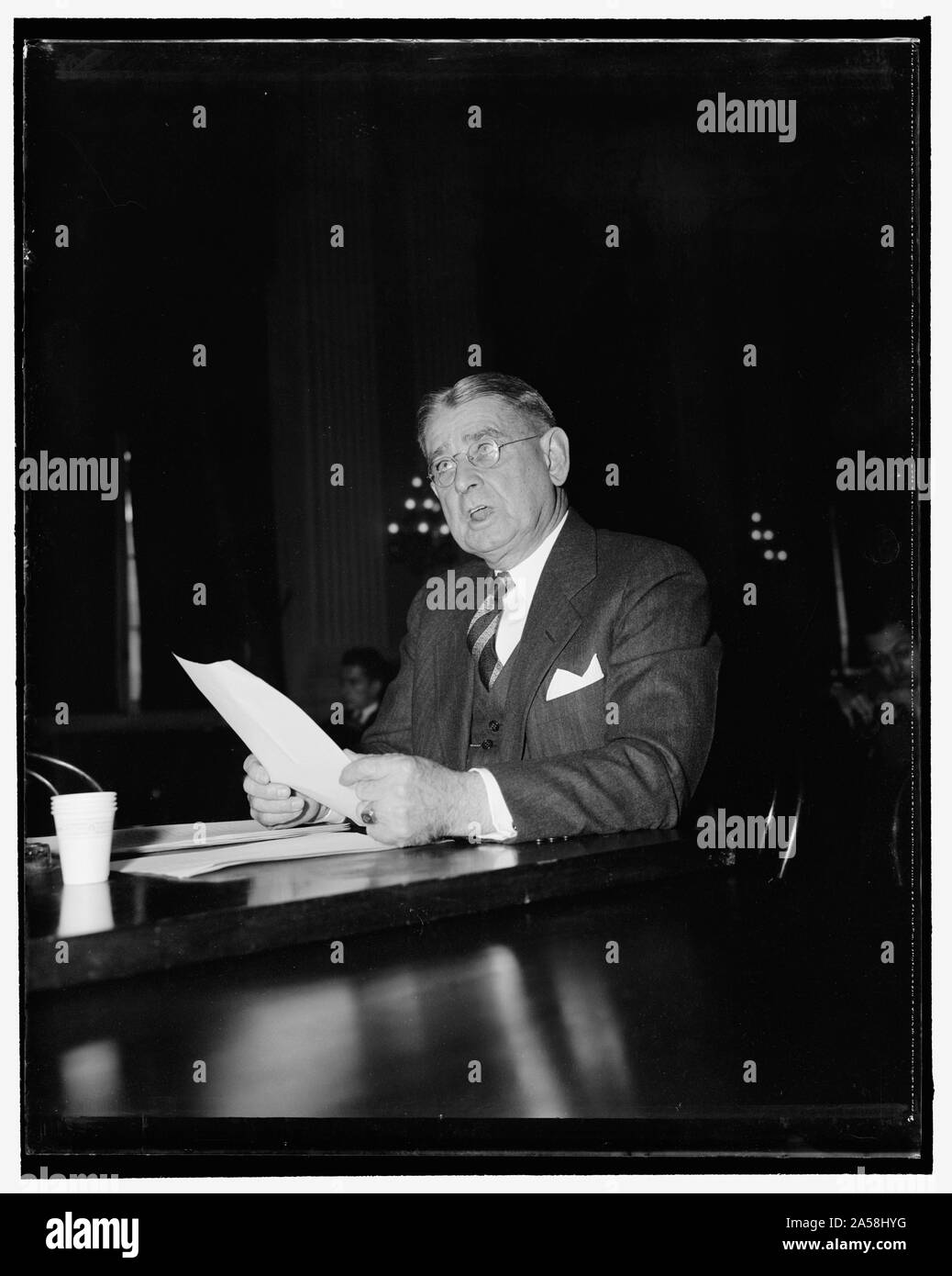 Les frais officiels des États-Unis American Student Union est communiste. Washington, D.C., le 27 novembre. Grands Hampden Wilson du U.S. Veterans Administration, aujourd'hui a dit au comité que l'Américain meurt Syndicat étudiant est le véhicule pour la propagation du communisme dans le système scolaire américain. Wilson a fait un résumé de ses conclusions d'une étude de huit mois de l'influence communiste dans 50 établissements scolaires dans 42 états Banque D'Images