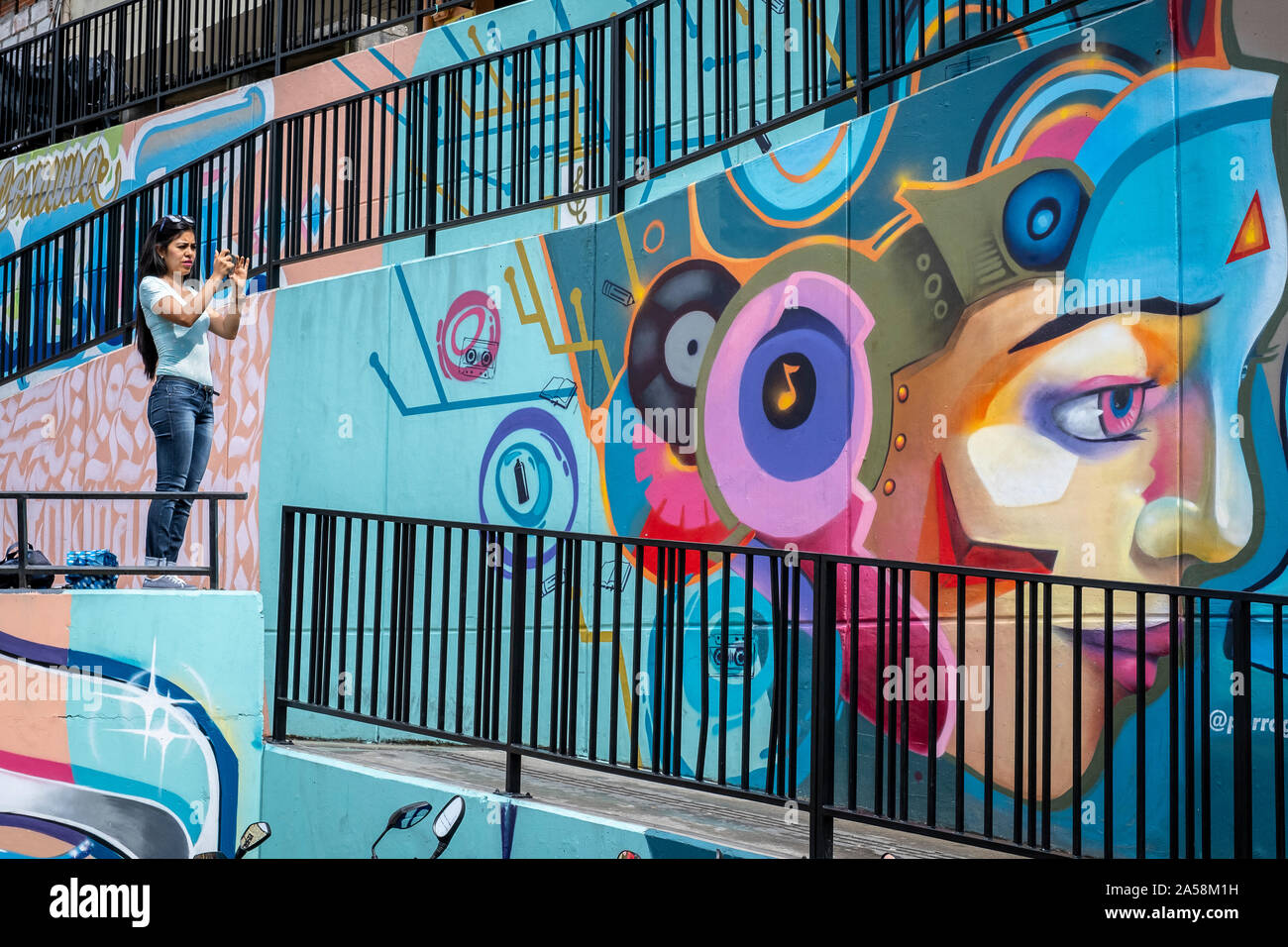 Prenant le pics touristiques, art de rue, graffiti, fresque, Comuna 13, Medellín, Colombie Banque D'Images
