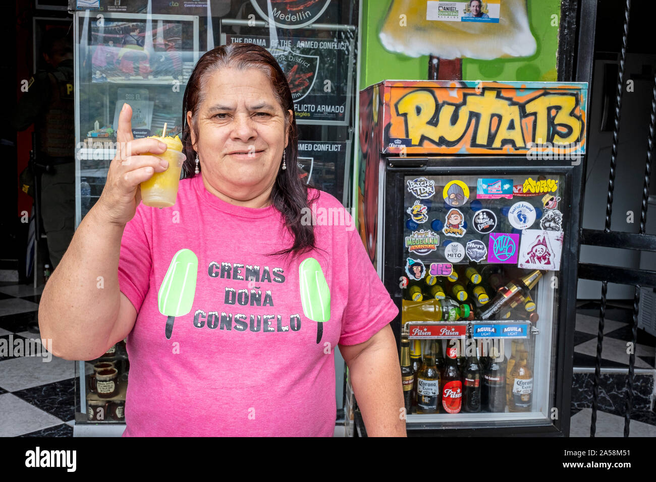 Doña Consuelo montre son célèbre 'Cremas' ou de fruits glaces, dans sa boutique, Comuna 13, Medellín, Colombie Banque D'Images
