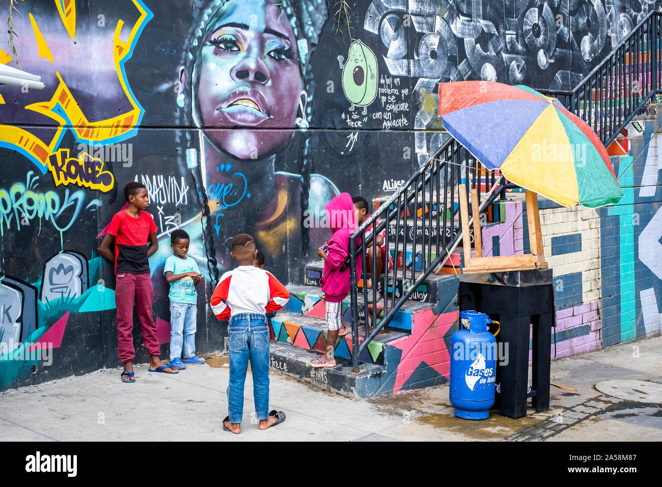 Les garçons et l'art de la rue, murale, graffiti, Comuna 13, Medellín, Colombie Banque D'Images