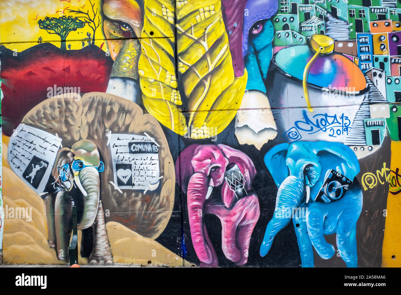 Street art, peinture murale, graffiti par Chota, Comuna 13, Medellín, Colombie Banque D'Images