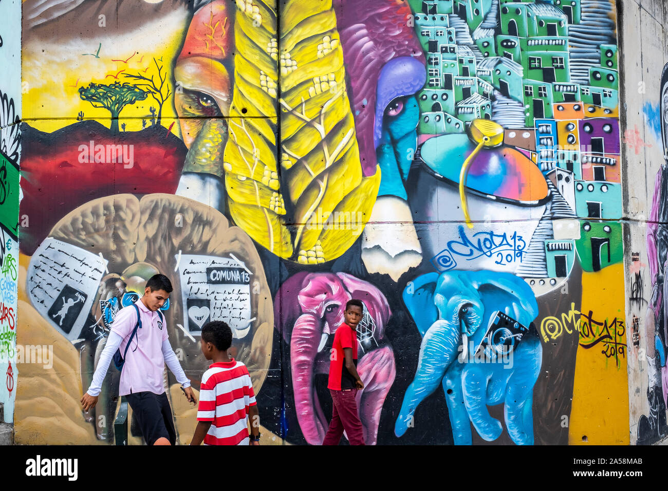 Les gens et l'art de la rue, murale, graffiti par Chota, Comuna 13, Medellín, Colombie Banque D'Images