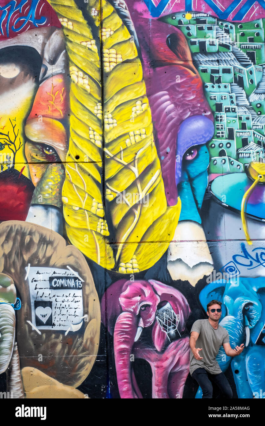 Touriste, street art, peinture murale, graffiti par Chota, Comuna 13, Medellín, Colombie Banque D'Images