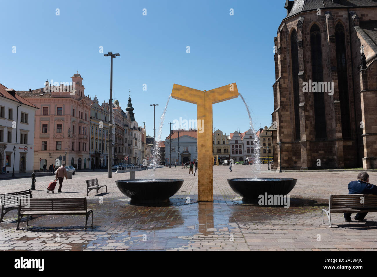 Plzen, République tchèque, 13/05/2019 fontaines de la place de la cathédrale de Saint Barthélémy, célèbre monument historique et religieux de la ville de Banque D'Images