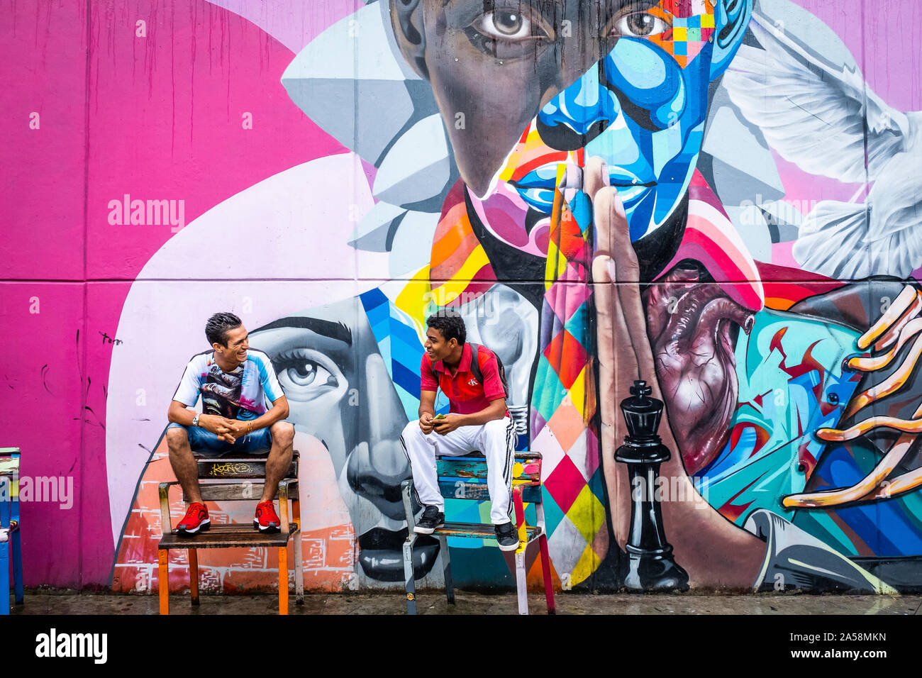 Amis, art de rue, graffiti, fresque, Comuna 13, Medellín, Colombie Banque D'Images