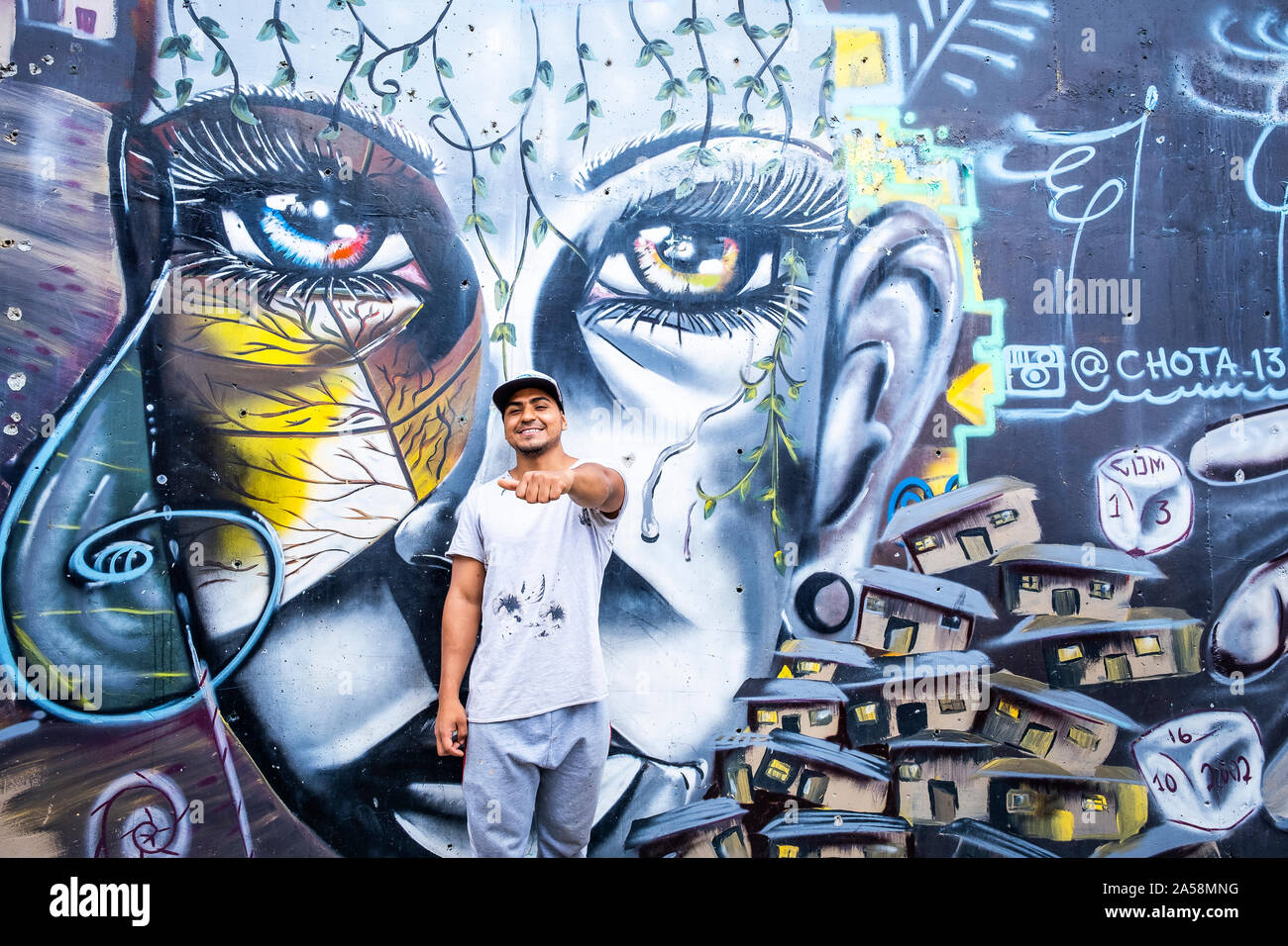 Chota et sa murale "Orion", art de rue, graffiti, Comuna 13, Medellín, Colombie Banque D'Images