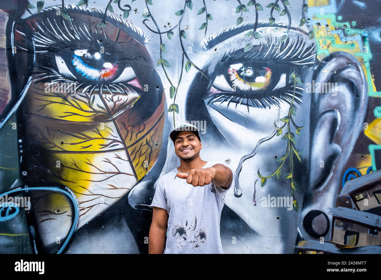 Chota et sa murale "Orion", art de rue, graffiti, Comuna 13, Medellín, Colombie Banque D'Images