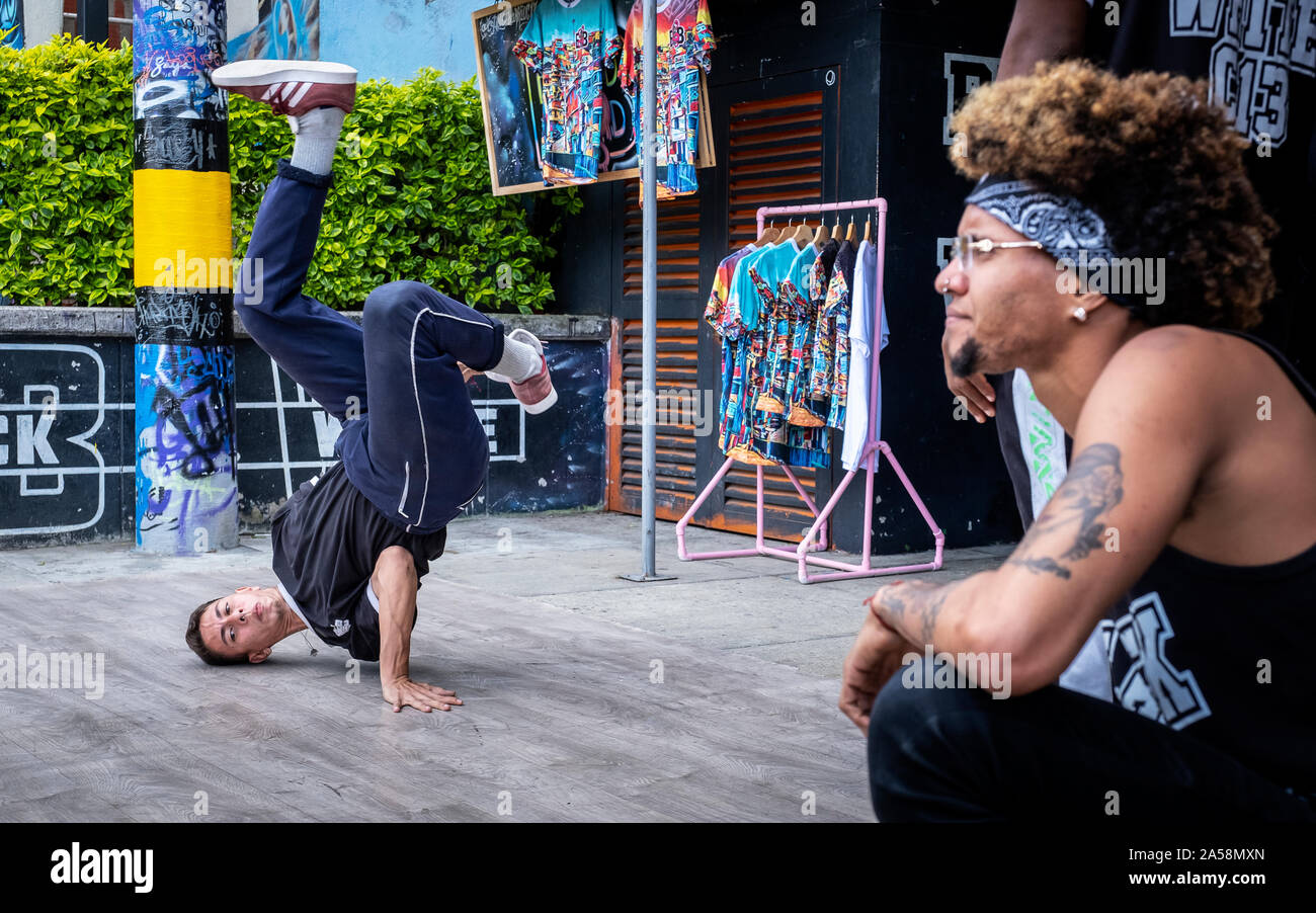 Le noir et blanc C-13, des danseurs de Hip Hop, art de rue, Comuna 13, Medellín, Colombie Banque D'Images
