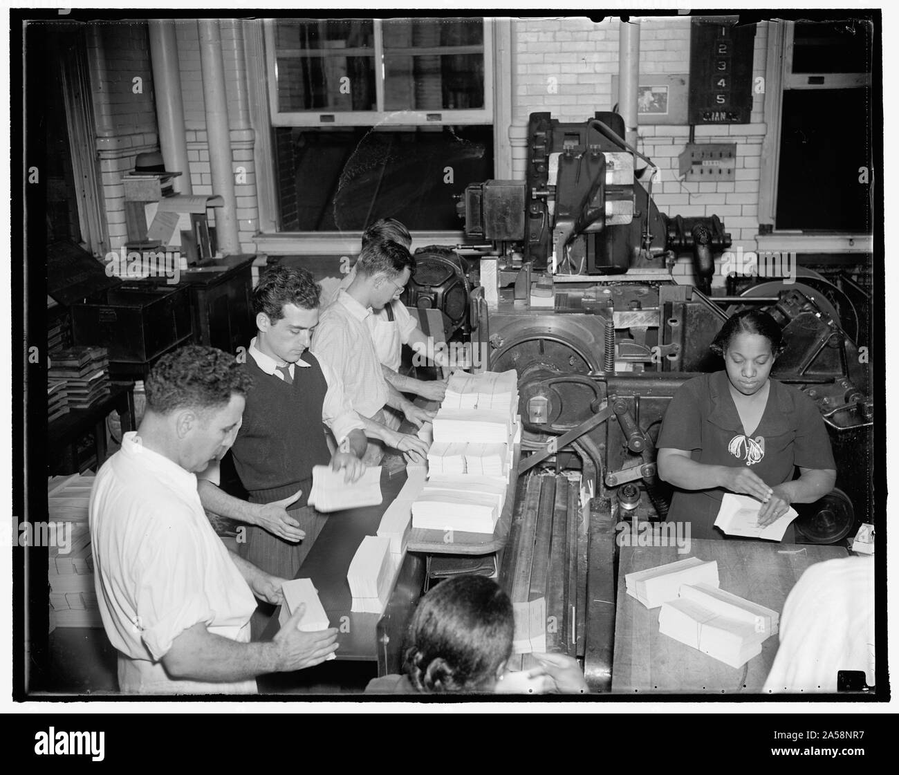 Recensement chômage blancs conditionnés pour l'expédition. Washington, D.C., le 7 octobre. Aussi rapidement que les presses dans le Government Printing Office imprimer le recensement de chômage les travailleurs blancs, les garnitures et les préparer pour l'expédition. 3 000 000 de la cartes sont imprimées quotidiennement en tant que garder les pressiers d'énormes presses fonctionnant sur un 240heures. 10/7/37 Banque D'Images