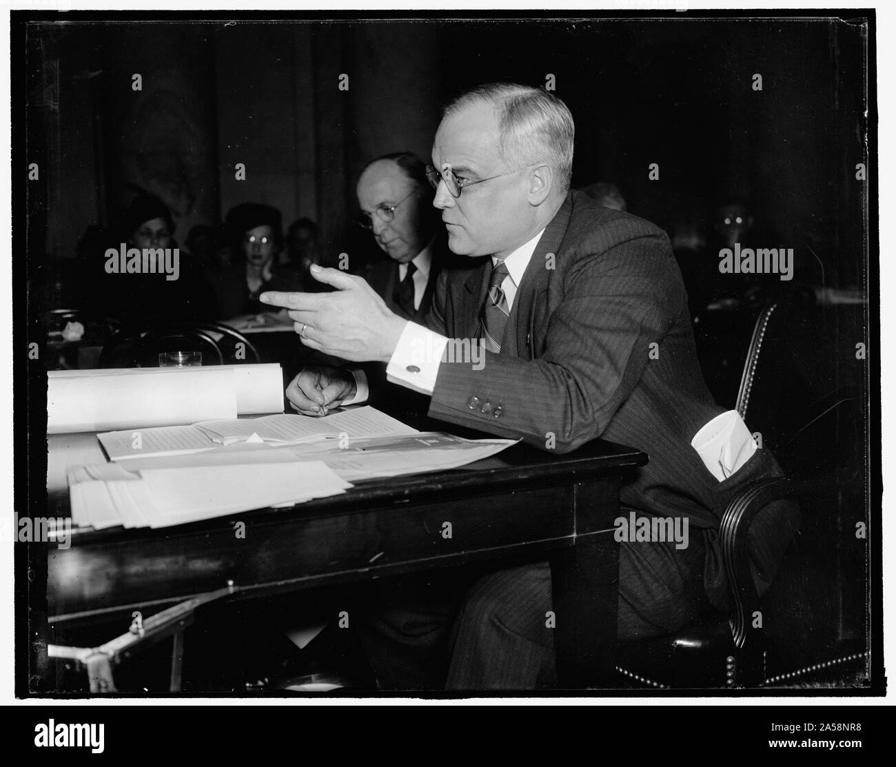 Le chômage en hausse de Cleveland. Washington, D.C., le 17 janvier. Maire Harold H. Burton de Cleveland, a déclaré aujourd'hui que le Sénat comité chômage chômage dans sa ville a augmenté, passant de 89,1000 15 octobre dernier à 175 000 le 6 janvier de cette année. Il a soumis au comité un programme en trois points pour encourager l'emploi, renforcer l'état et l'établissement de WPA et les systèmes de sécurité pour les chômeurs permanents, 1/17/38 Banque D'Images