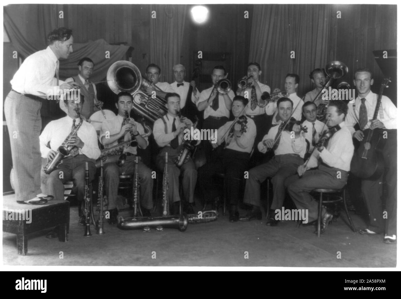 Bande non identifiés et leader, peut-être réunis pour une émission de radio de musique de danse pupular, ca. 1920 Banque D'Images