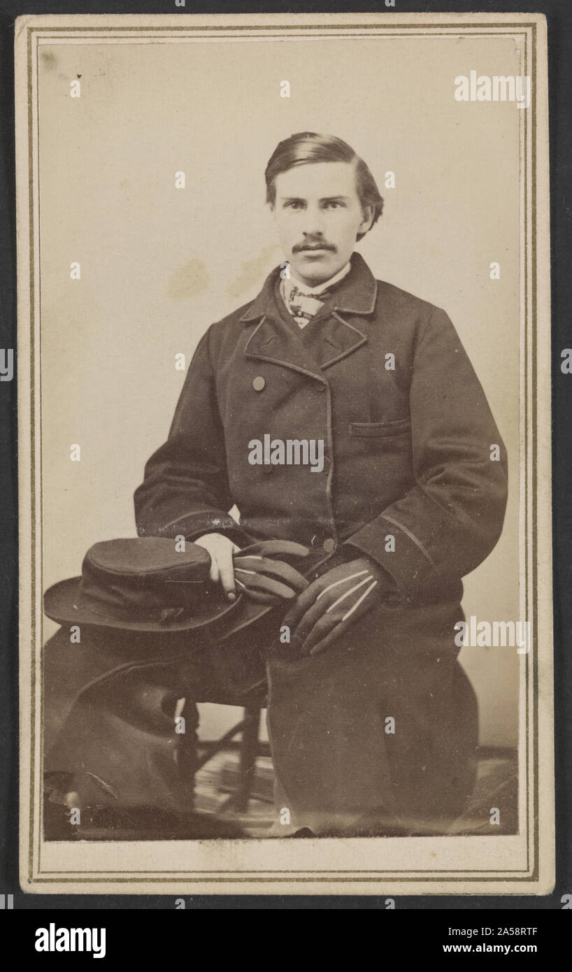 Homme non identifié en manteau avec chapeau et gants] / Seely's Art Gallery, 254 rue Main, Poughkeepsie, N.Y Banque D'Images