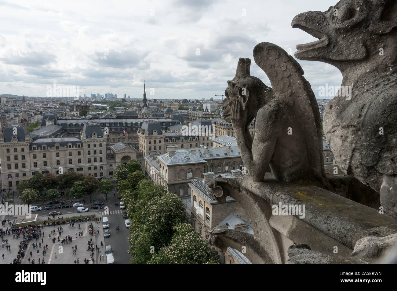 Gargouilles sur le toit de la cathédrale notre-Dame avec la Tour Eiffel à l'horizon Banque D'Images