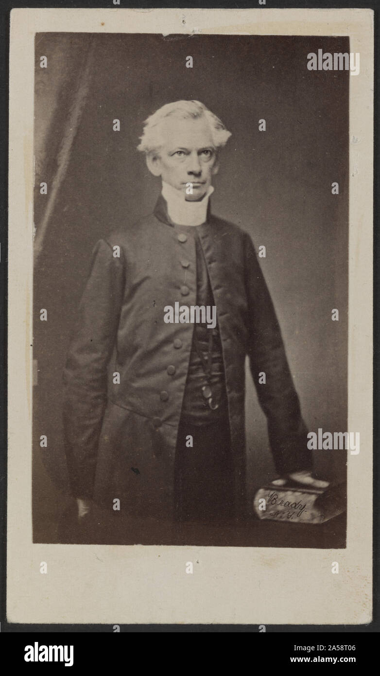 Un homme debout avec la main sur le livre] / De négatif photographique de Brady's National Portrait Gallery Banque D'Images