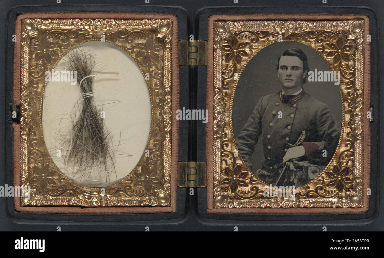 Soldat non identifié dans l'artillerie confédérée de l'uniforme de lieutenant tenant un sabre, avec mèche de cheveux en cas Banque D'Images