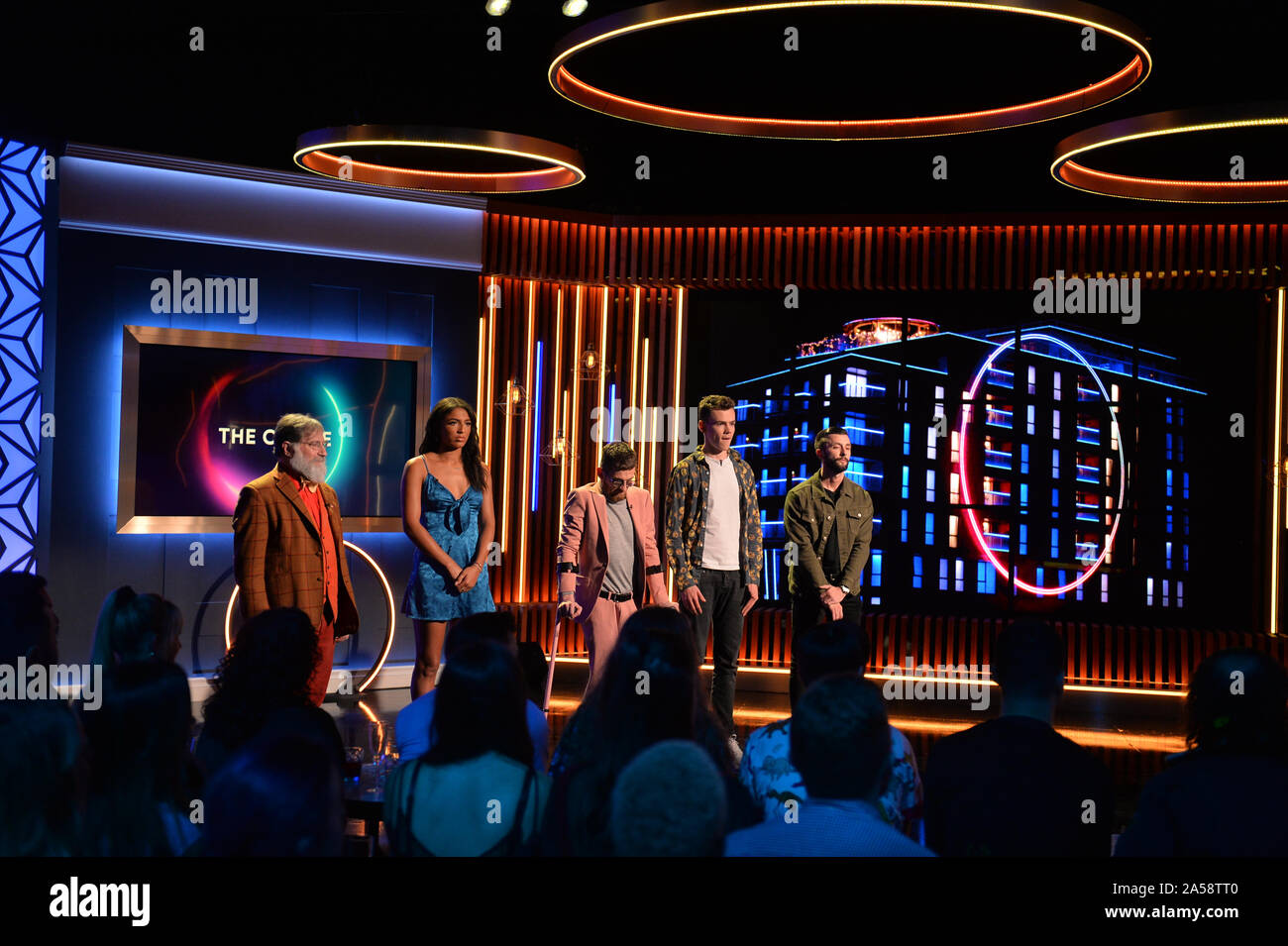 (De gauche à droite) Finalistes Tim Wilson, Georgina Elliott, Paddy Smyth, Woody Cook et James Doran attendre d'entendre qui a remporté la finale de la deuxième série de Channel 4, le cercle à Salford, Manchester. PA Photo. Photo date : vendredi 18 octobre 2019. Voir PA story SHOWBIZ Cercle. Crédit photo doit se lire : Peter Powell/PA Wire Banque D'Images