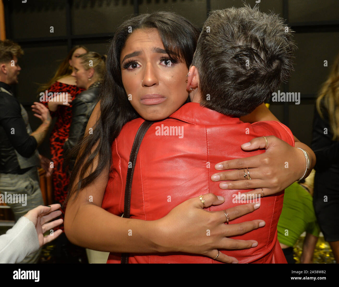Georgina finaliste Elliott étreignant un membre de sa famille après la finale de la deuxième série de Channel 4, le cercle à Salford, Manchester. PA Photo. Photo date : vendredi 18 octobre 2019. Voir PA story SHOWBIZ Cercle. Crédit photo doit se lire : Peter Powell/PA Wire Banque D'Images