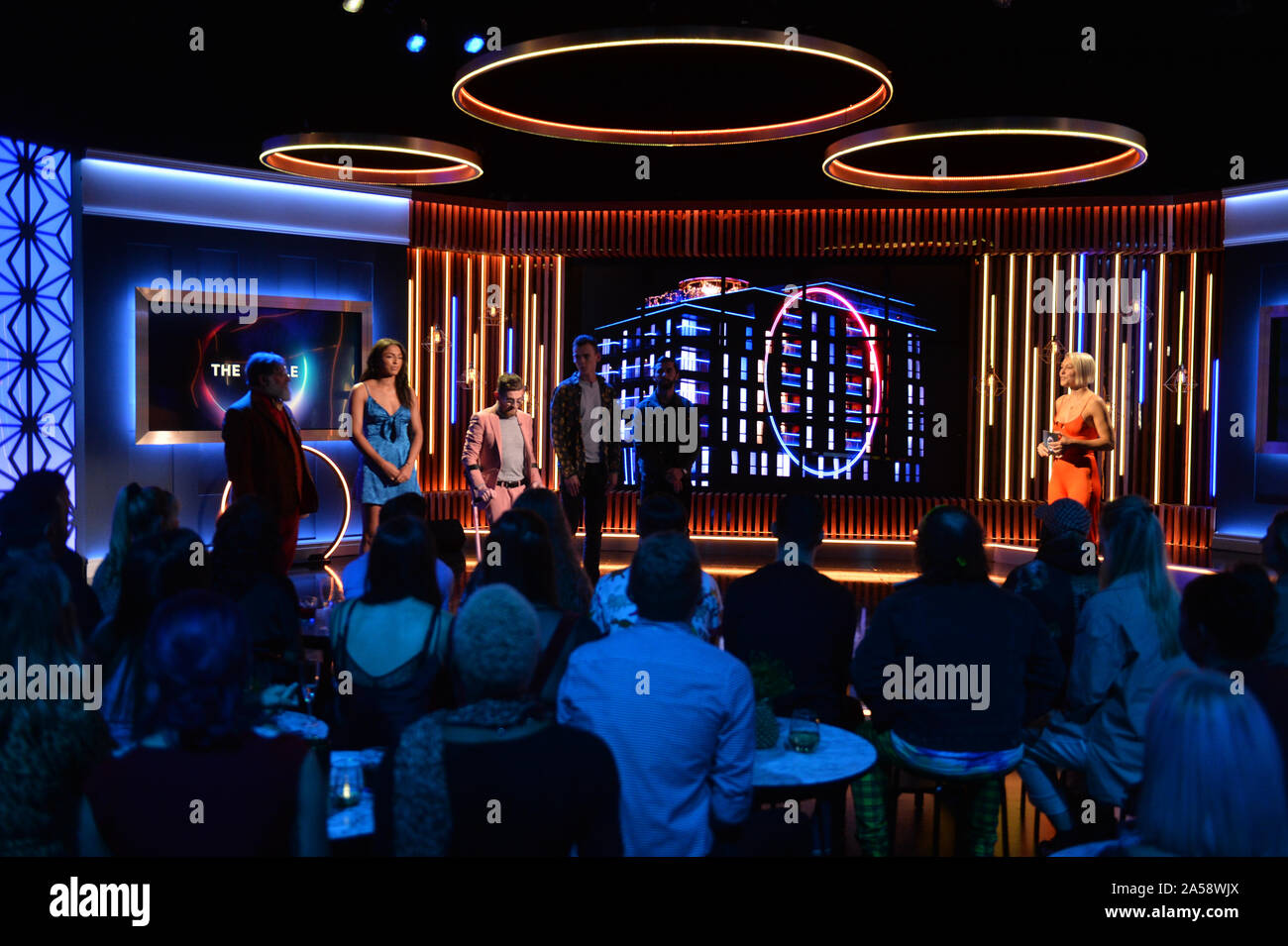 (De gauche à droite) Finalistes Tim Wilson, Georgina Elliott, Paddy Smyth, Cook, James Woody Doran et hôte Emma Willis lors de la finale de la deuxième série de Channel 4, le cercle à Salford, Manchester. PA Photo. Photo date : vendredi 18 octobre 2019. Voir PA story SHOWBIZ Cercle. Crédit photo doit se lire : Peter Powell/PA Wire Banque D'Images