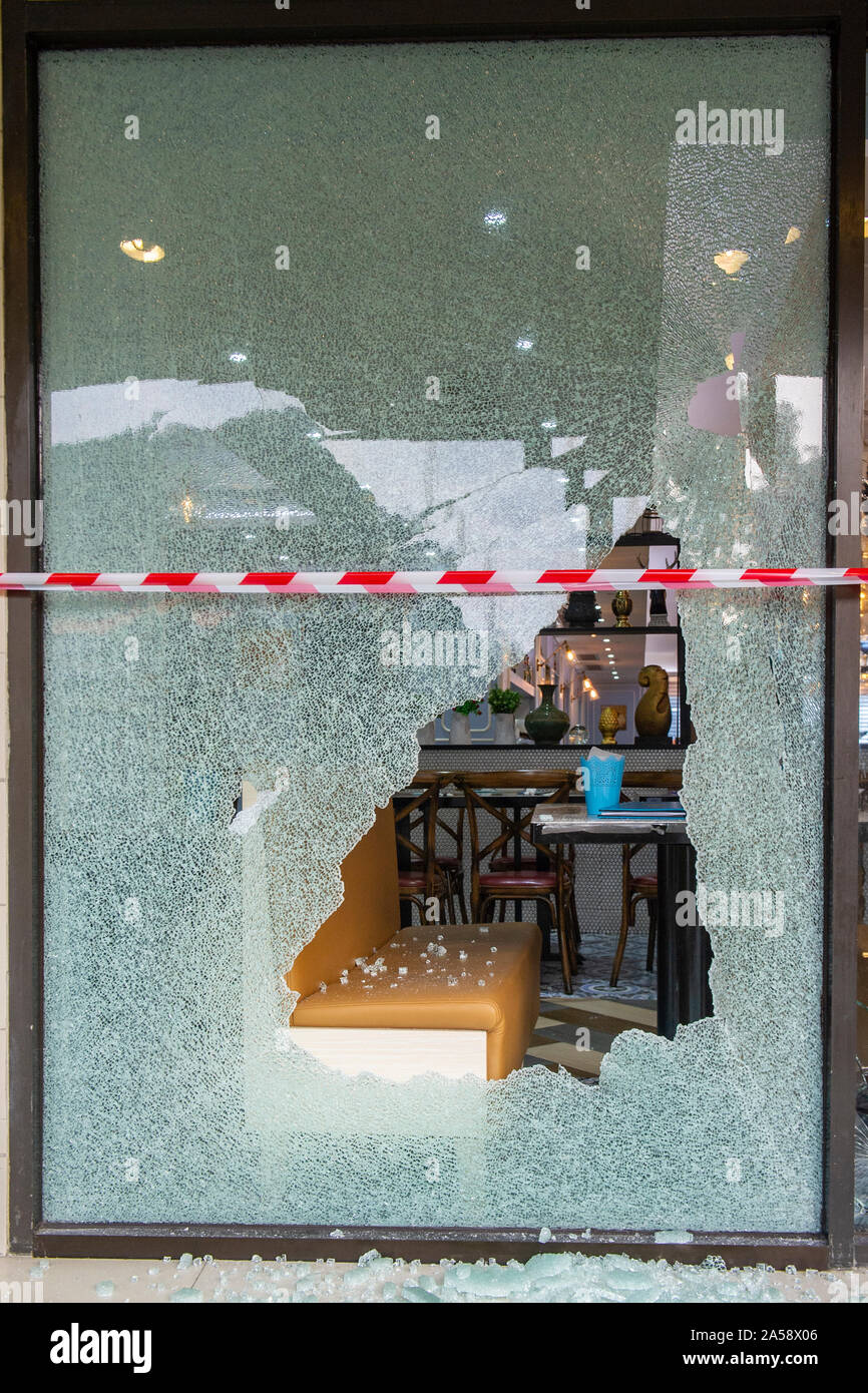 L'intérieur d'un centre commercial à Hong Kong où les manifestants de Hong Kong ont brisé des fenêtres et vandalisé des magasins Shoppers, les intimidant Banque D'Images