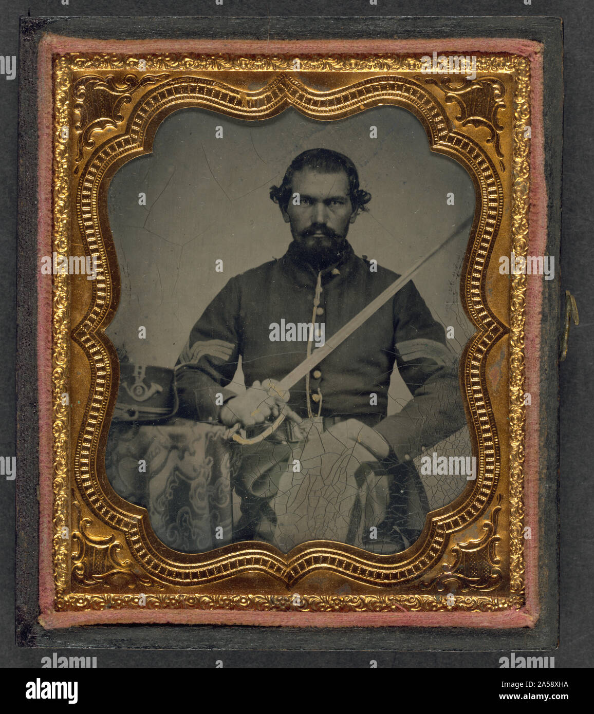 Soldat non identifié dans l'uniforme de sergent d'infanterie de l'Union européenne détenant un modèle 1840 d'officier commandé non épée à côté de table avec Company H, 6e Régiment Hardee hat sur le dessus Banque D'Images