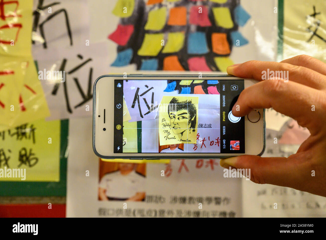 Tai Po Market, 13 octobre 2019. Tai Po Market a l'un des plus grands murs de Lennon dans la ville de Hong Kong.C'est l'un des nombreux endroits que Lennon a murs contenant des affiches, des messages et des graffitis qui sont trouvés autour de Hong Kong. Banque D'Images