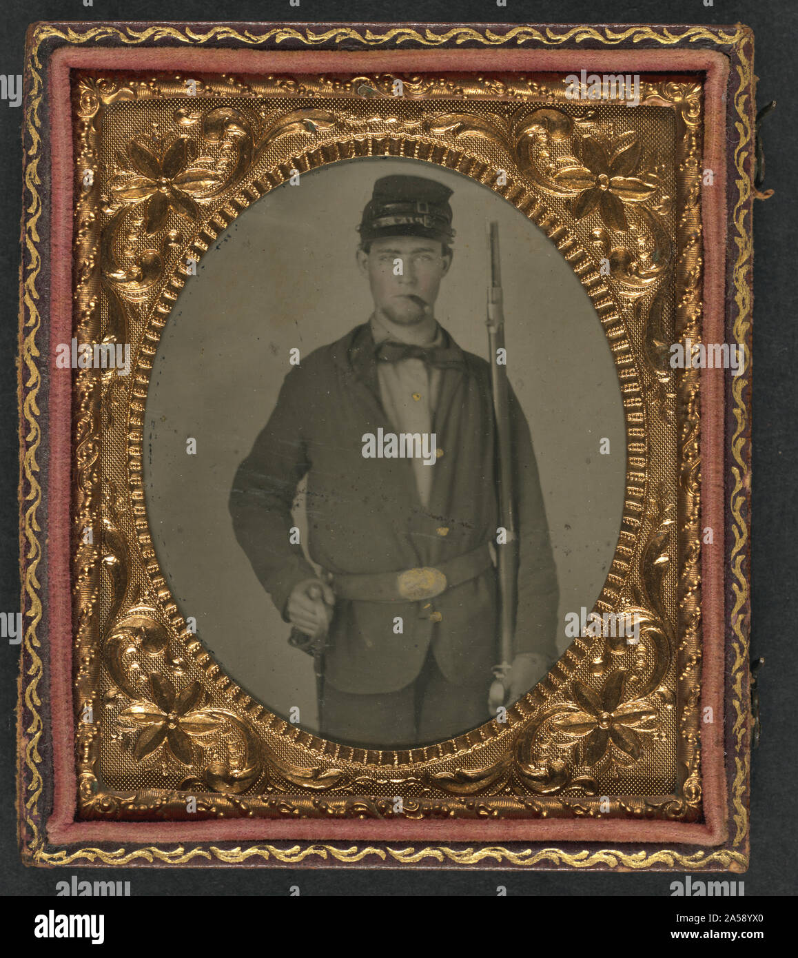 Soldat non identifié à l'Union européenne et le fourrage uniforme cap lecture brochets avec cigare dans la bouche et tenant l'épée et fusil Banque D'Images