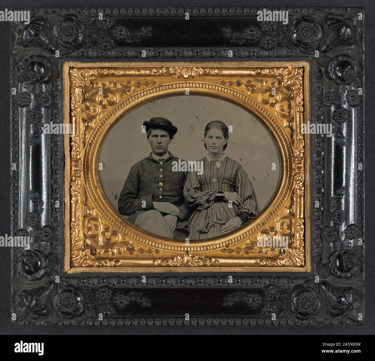 Soldat non identifié à l'Union européenne uniforme et chapeau et une femme non identifiée en robe à motifs Banque D'Images