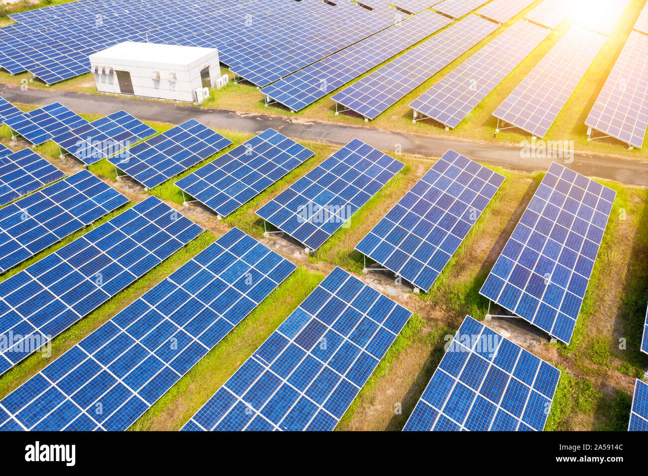 Vue aérienne de panneaux solaires sur l'herbe Banque D'Images