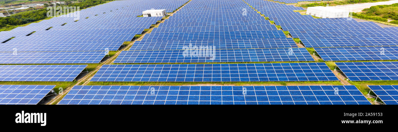 Vue aérienne de panneaux solaires sur l'herbe Banque D'Images