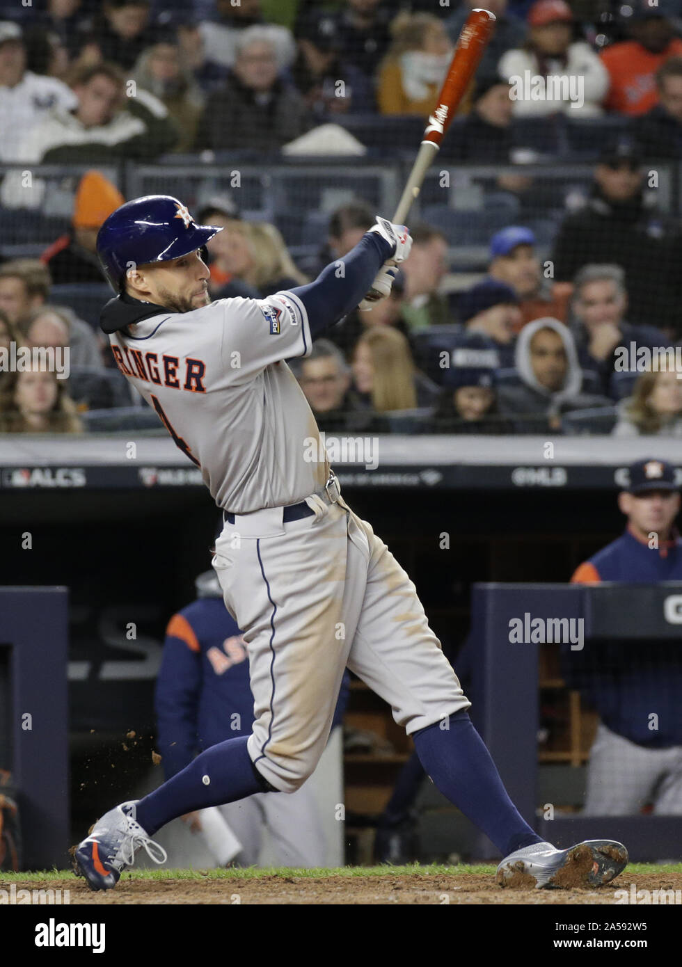 Bronx, United States. 18 Oct, 2019. Astros de Houston George Springer hits un seul dans la septième manche dans le jeu 5 de la série de championnat de la ligue américaine contre les Yankees de New York dans la MLB Playoffs 2019 au Yankee Stadium de New York, le vendredi, Octobre 18, 2019. Photo de John Angelillo/UPI UPI : Crédit/Alamy Live News Banque D'Images