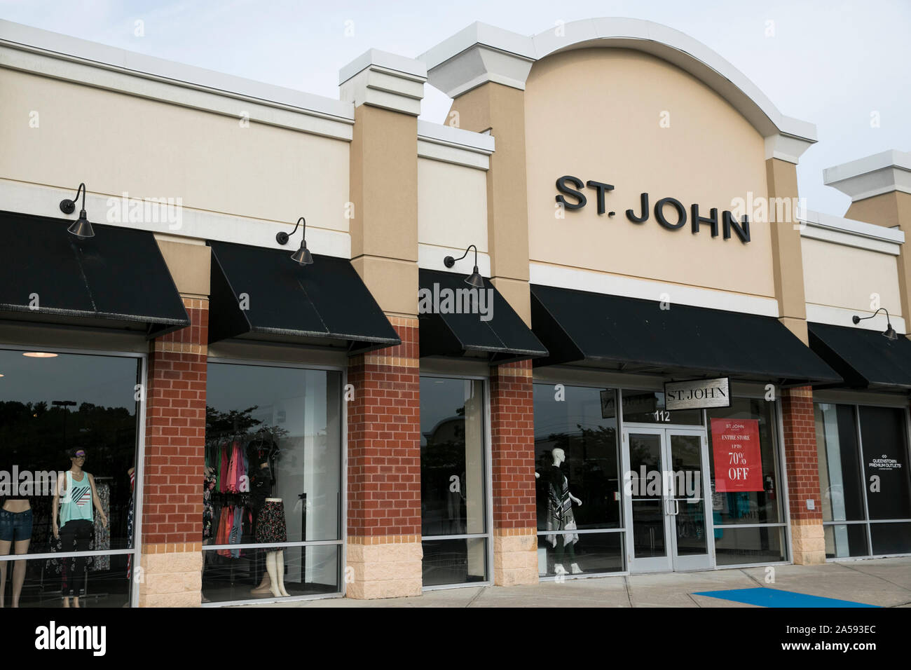 Un logo affiche à l'extérieur d'un St. John Knits International (St. John) store à Queenstown, Maryland le 5 août 2019. Banque D'Images