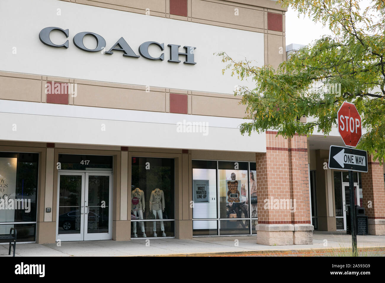 Un logo affiche à l'extérieur d'un Coach store à Queenstown, Maryland le 5 août 2019. Banque D'Images