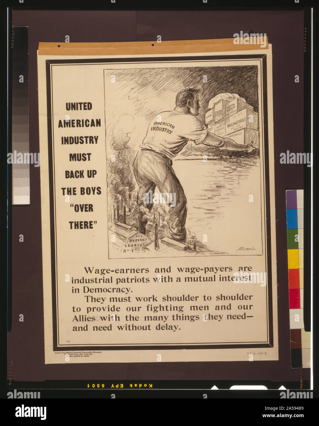United l'industrie américaine doit sauvegarder les garçons là-bas Résumé : Affiche montrant un homme monumental l'industrie américaine debout sur un littoral industrialisé, et offrant des boîtes de nourriture, de fournitures, et de munitions à l'Europe de l'autre côté de la mer. Banque D'Images