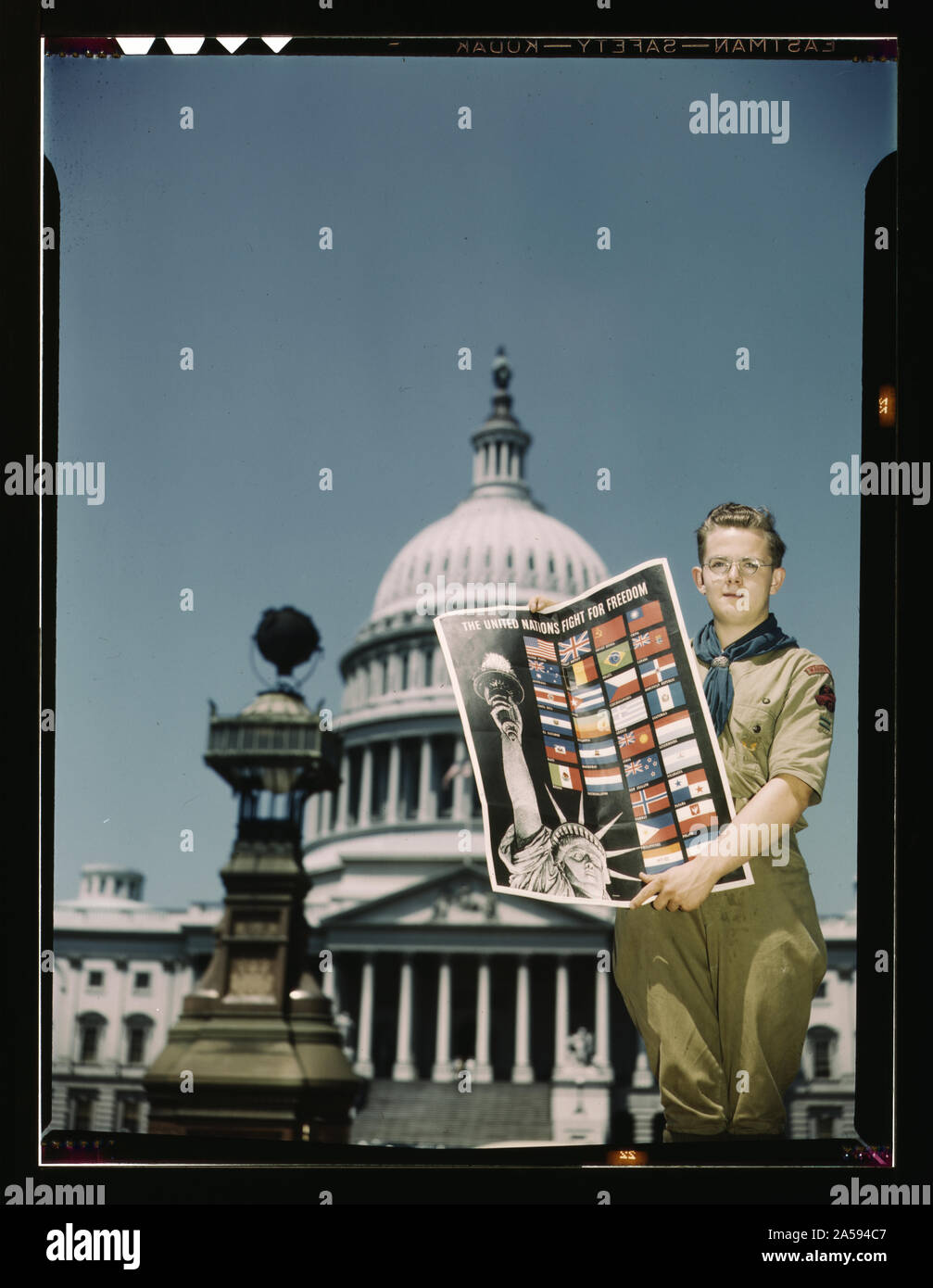 Organisation des Nations Unies pour lutter pour la liberté : boy-scout en face de Capitol. Ils aident à fournir des affiches pour participer à l'effort de guerre Banque D'Images