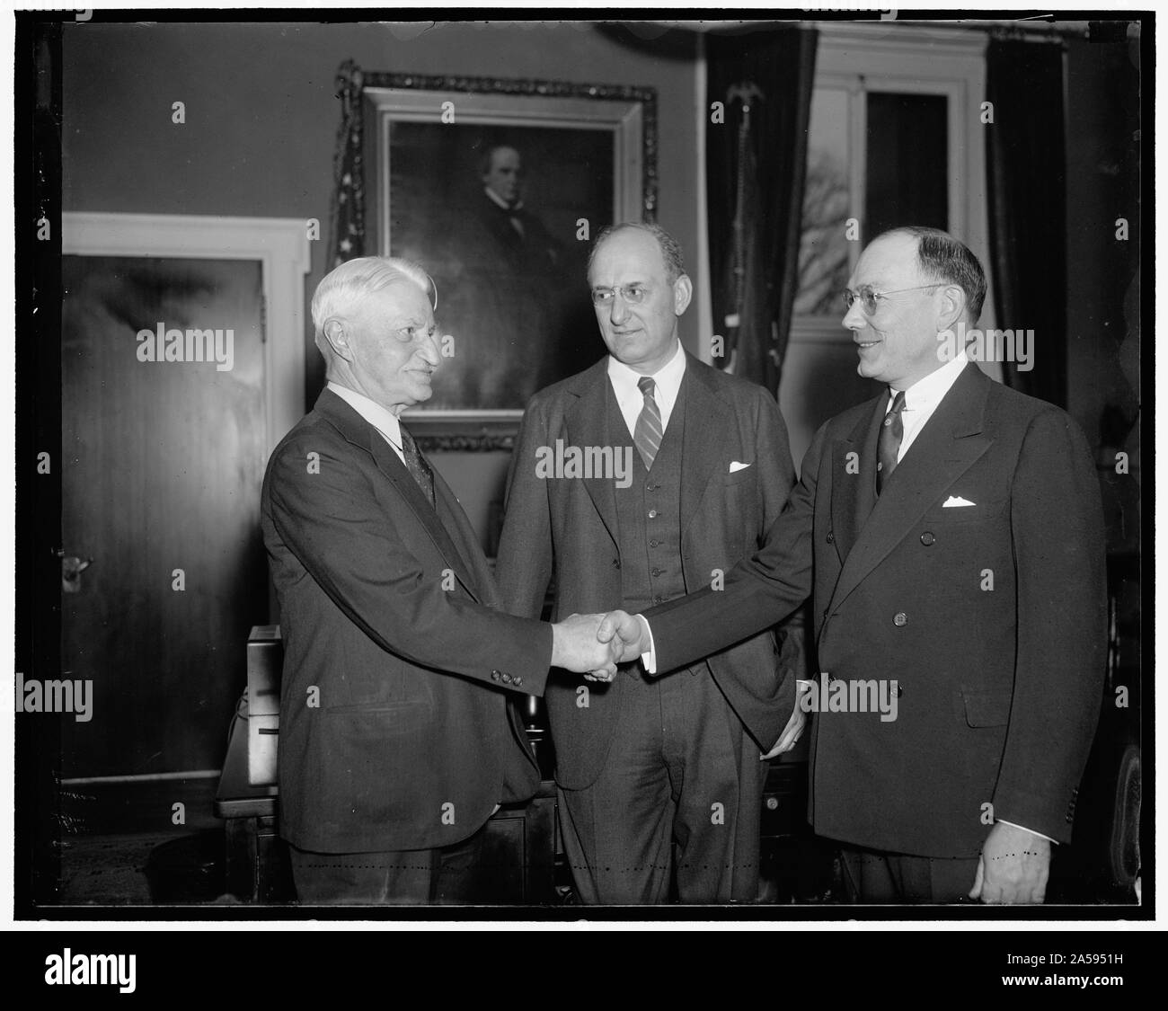 United States Secret Service obtient un nouveau chef. Washington, D.C., le 31 décembre. William H. Moran, directeur sortant de l'United States Secret Service, félicite son successeur Frank J. Wilson, dont la nomination a été annoncée aujourd'hui par le Conseil du Trésor. Morgenthau est au centre. Moran a passé 54 ans dans le service et la dernière 19 comme son chef. Wilson, qui a eu une brillante carrière dans le gouvernement, a été chef adjoint par intérim de l'Secrect Service depuis le 8 septembre. Avant cela, il était l'As de l'unité du Renseignement de l'Internal Revenue, ses plus grandes réalisations en cours d'enregistrement à conne Banque D'Images