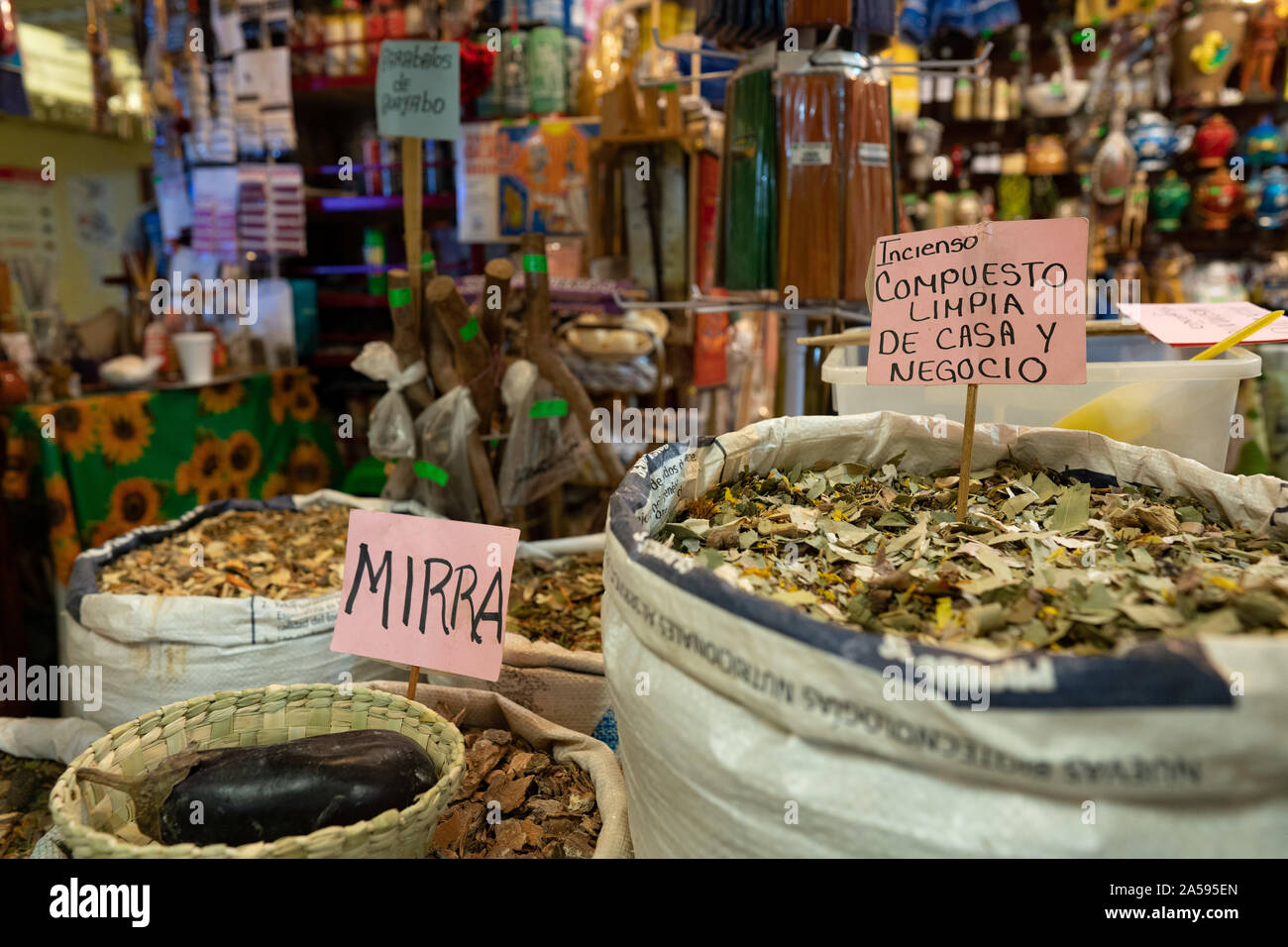 Herms et éléments à être utilisés comme offrandes sont vus dans une boutique dans le marché de la Merced à Mexico. Banque D'Images