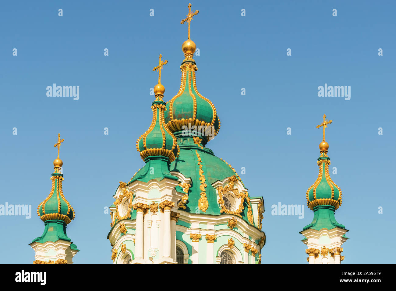 Dômes de Eglise de Saint-André, conçu par l'architecte Rastrelli, Kiev, Ukraine, ensoleillée journée d'automne. Banque D'Images