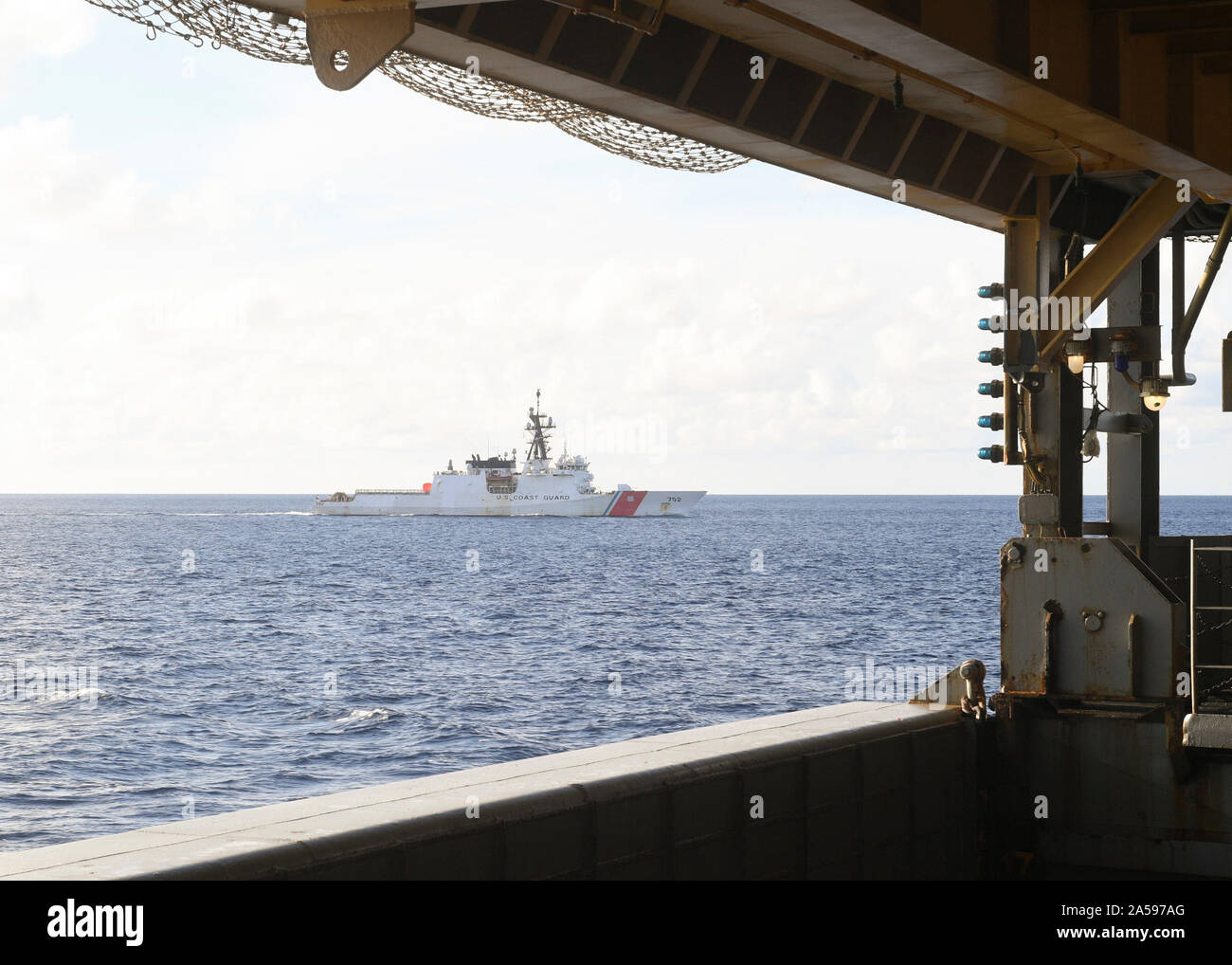 La mer de Sulu (oct. 18, 2019) une vue de la U.S. Coast Guard Cutter classe légende (WMSL USCGC Stratton 752) à partir de la même plate-forme de la marine américaine de classe Whidbey Island landing ship dock USS Germantown (LSD 42) au cours d'un exercice d'armes à feu (GUNNEX) dans le cadre de l'activité de formation maritime (MTA) Sama Sama 2019. Maintenant dans sa troisième année, MTA Sama Sama comprend des forces du Japon, aux Philippines et aux États-Unis, et il est conçu pour promouvoir la coopération régionale en matière de sécurité maritime, de maintenir et de renforcer des partenariats et à mettre l'interopérabilité maritime. (U.S. Photo par marine Spécialiste de la communication de masse 1re classe tonne Banque D'Images