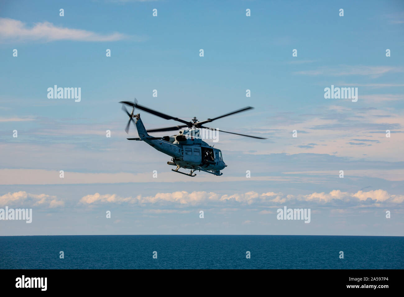 191013-N-GR168-1151 de l'OCÉAN ATLANTIQUE (oct. 13, 2019) Un hélicoptère Huey UH-1Y, affecté à la Marine de Chevaliers Bleus à rotors basculants moyen (VMM) de l'Escadron 365, mouches, près de San Antonio-classe de transport amphibie Navire dock USS New York (LPD 21) 13 octobre, 2019. New York est la réalisation d'une unité de formation composite (exercice COMPTUEX) dans le cadre de l'amphibie Bataan et Groupe 26e Marine Expeditionary Unit. (U.S. Photo par marine Spécialiste de la communication de masse 2e classe Lyle Wilkie/libérés) Banque D'Images