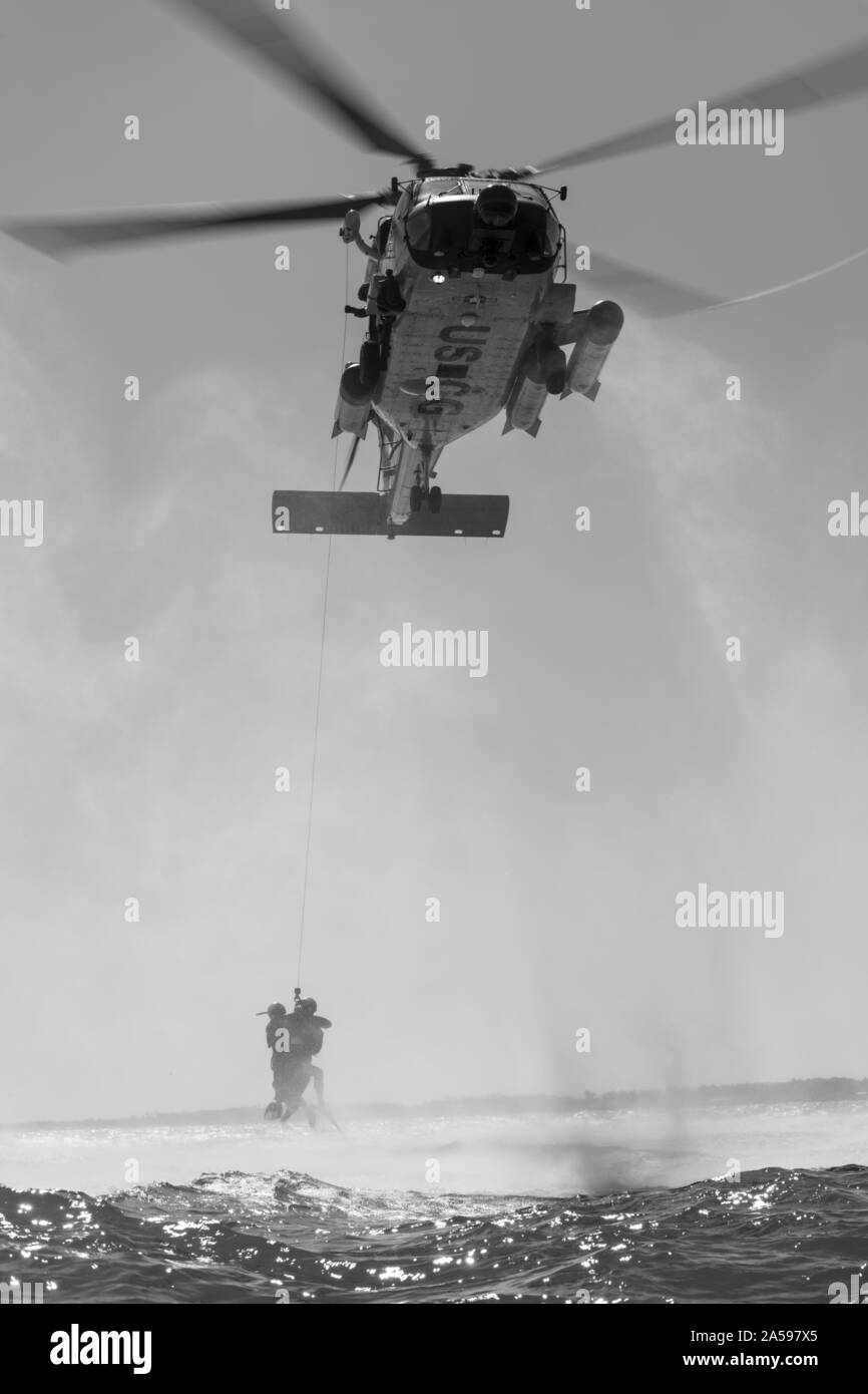 Un U.S. Coast Guard Rescue Swimmer monte dans un hélicoptère après l'enregistrement d'un pilote abattu lors de l'exercice Razor Talon, 11 octobre 2019, dans le nord-est de N.C. Razor Talon, est une escadre de chasse 4ème initiative de formation qui comprend un exercice de la force, des possibilités de formation pour la côte Est et de l'appui tactique des unités de l'aviation. (U.S. Air Force photo par un membre de la 1re classe Jacob Derry) Banque D'Images Un U.S. Coast Guard Rescue Swimmer monte dans un hélicoptère après l'enregistrement d'un pilote abattu lors de l'exercice Razor Talon, 11 octobre 2019, dans le nord-est de N.C. Razor Talon, est une escadre de chasse 4ème initiative de formation qui comprend un exercice de la force, des possibilités de formation pour la côte Est et de l'appui tactique des unités de l'aviation. (U.S. Air Force photo par un membre de la 1re classe Jacob Derry) Banque D'Images