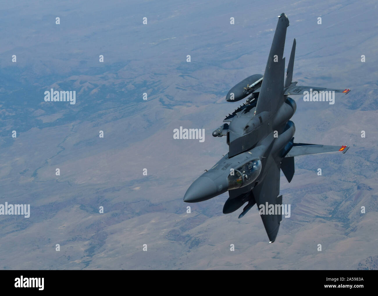 Un McDonnell Douglas F-15 Eagle à Mountain Home Air Force Base, Texas, effectue une manoeuvre après avoir été ravitaillé par un KC-135 Stratotanker de Fairchild Air Force Base, Washington, tout en volant au-dessus de New York, le 19 août 2019. Avec plus de 45 KC-135's sur station, Fairchild est le plus grand de l'escadre de ravitaillement en vol dans le monde. (U.S. Air Force photo par Airman Kiaundra Miller) Banque D'Images